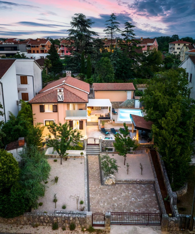 Eksterijer, Mary's Villa u Malinskoj na otoku Krku, s bazenom i punionicom za električna vozila Milčetići