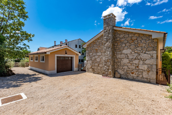 Mary's Villa u Malinskoj na otoku Krku, s bazenom i punionicom za električna vozila Milčetići