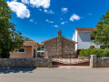 Villa Mary a Malinska sull'isola di Cherso, Croazia, con piscina e stazione di ricarica per veicoli elettrici Milčetići